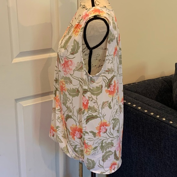 Sleeveless Blouse - Picture 2 of 3